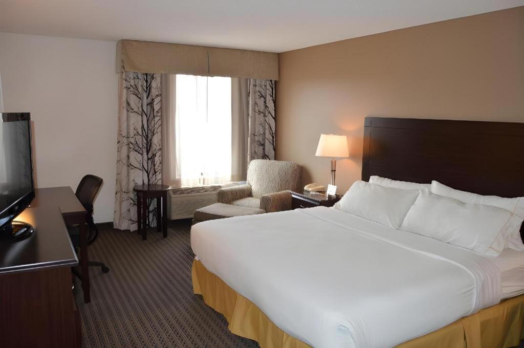 Holiday Inn Express & Suites Winner By Ihg Exterior photo
