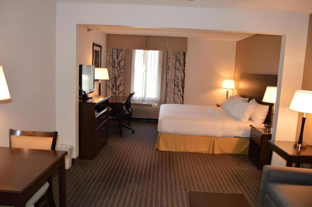 Holiday Inn Express & Suites Winner By Ihg Exterior photo